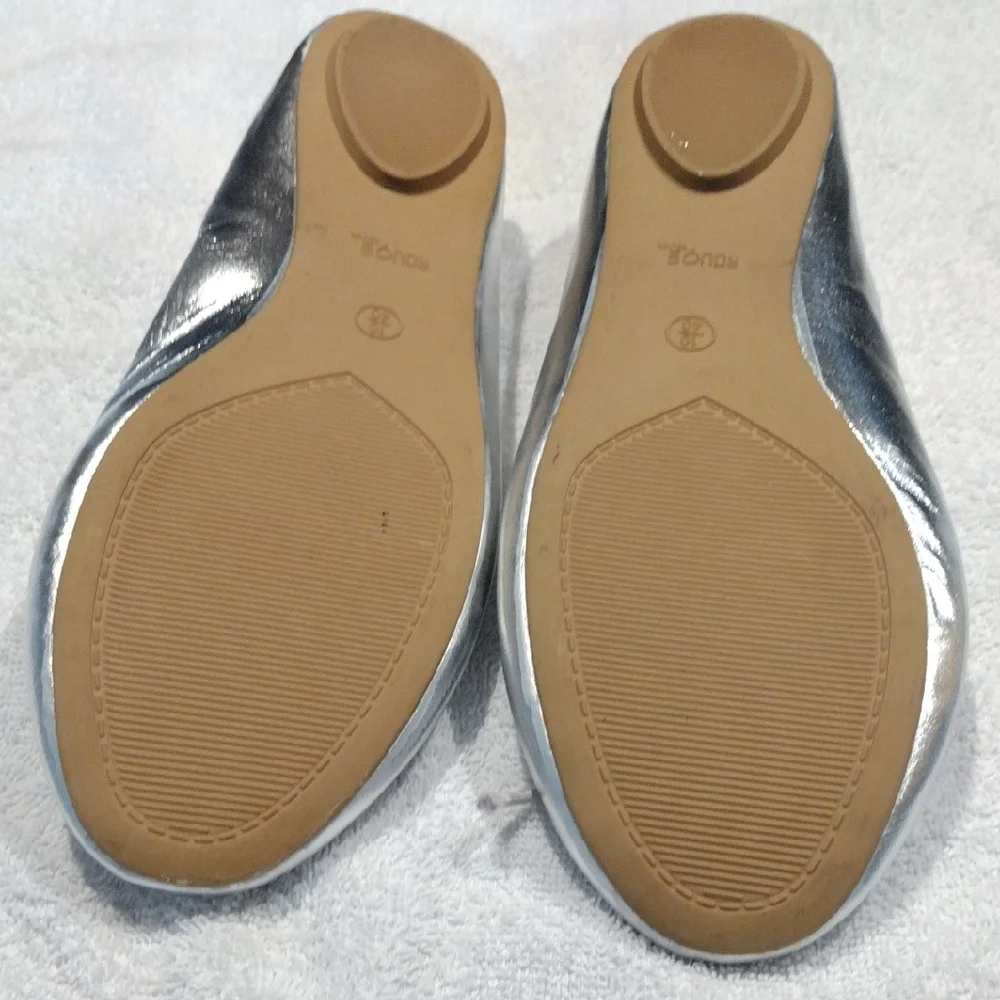 Rouge. Classic And Comfortable Silver Ballet Flats - Picture 3 of 4